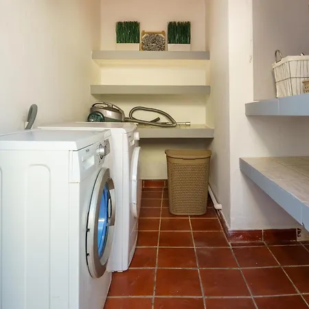 فيلة Iris 8 House